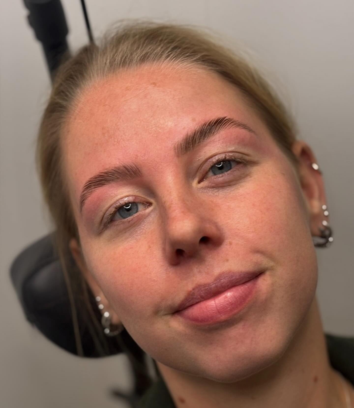 Klant met gelamineerde, opgeborstelde wenkbrauwen, recht in de camera